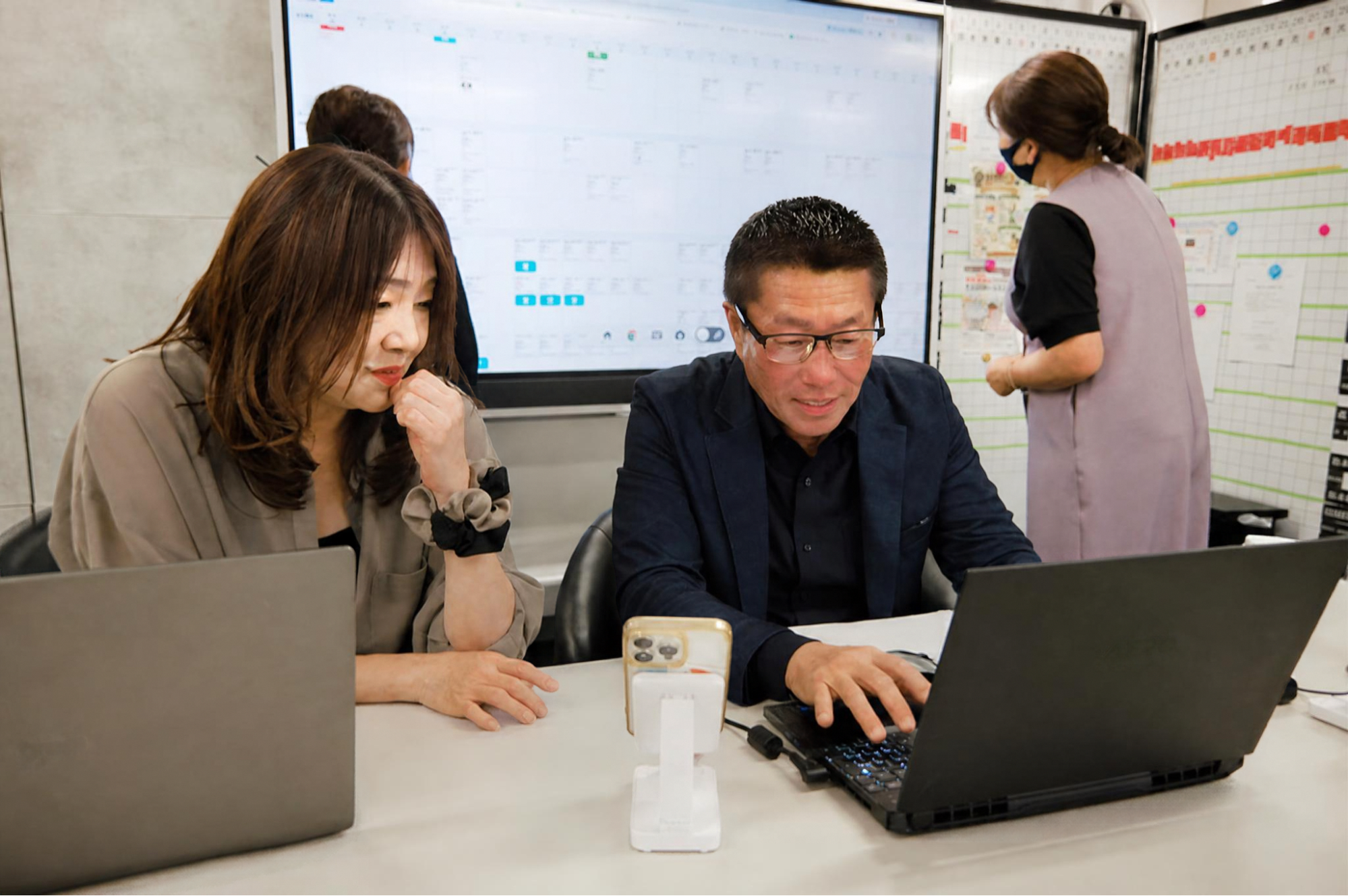 デジワクの支援を受けながら、パソコンで作業を進める四島組の皆さま