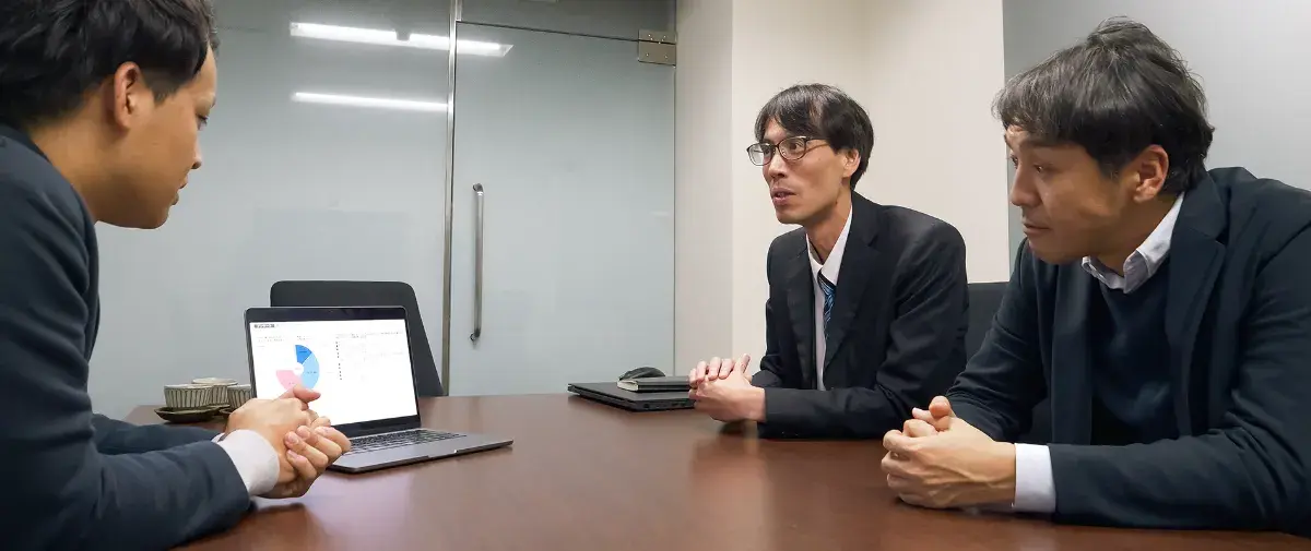 森社長(右手前)と佐々木様(右奥)と、イジゲングループの石田(左)がポテンシャルクラウドの結果を見る様子