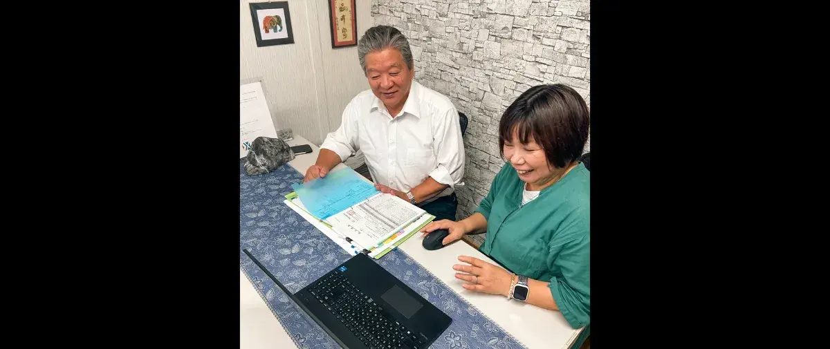 打ち合わせ中の関社長と藤原様の様子