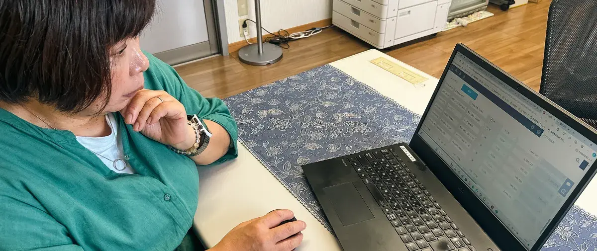 プロジェクトの情報整理をする藤原様の様子