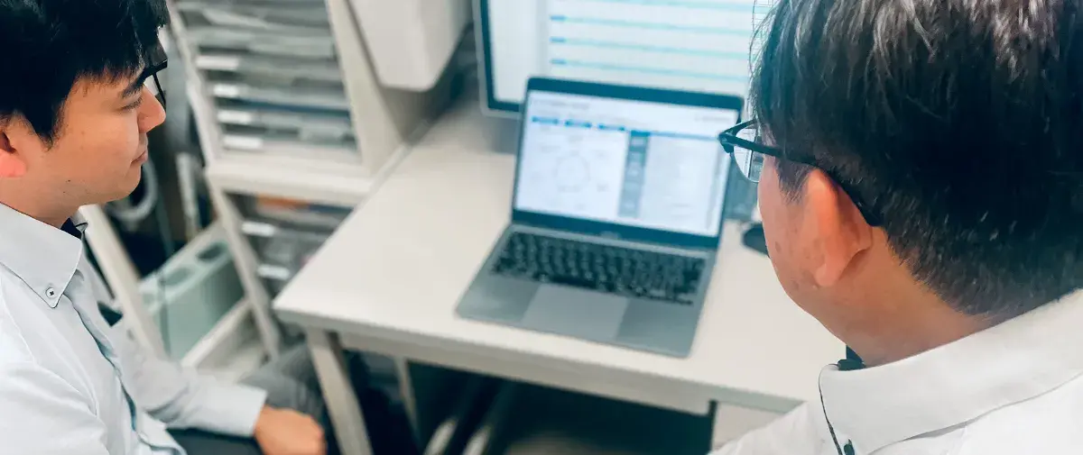 「タレトレ」の採用力課題診断の結果を見る英二氏と空氏（取締役）の様子
